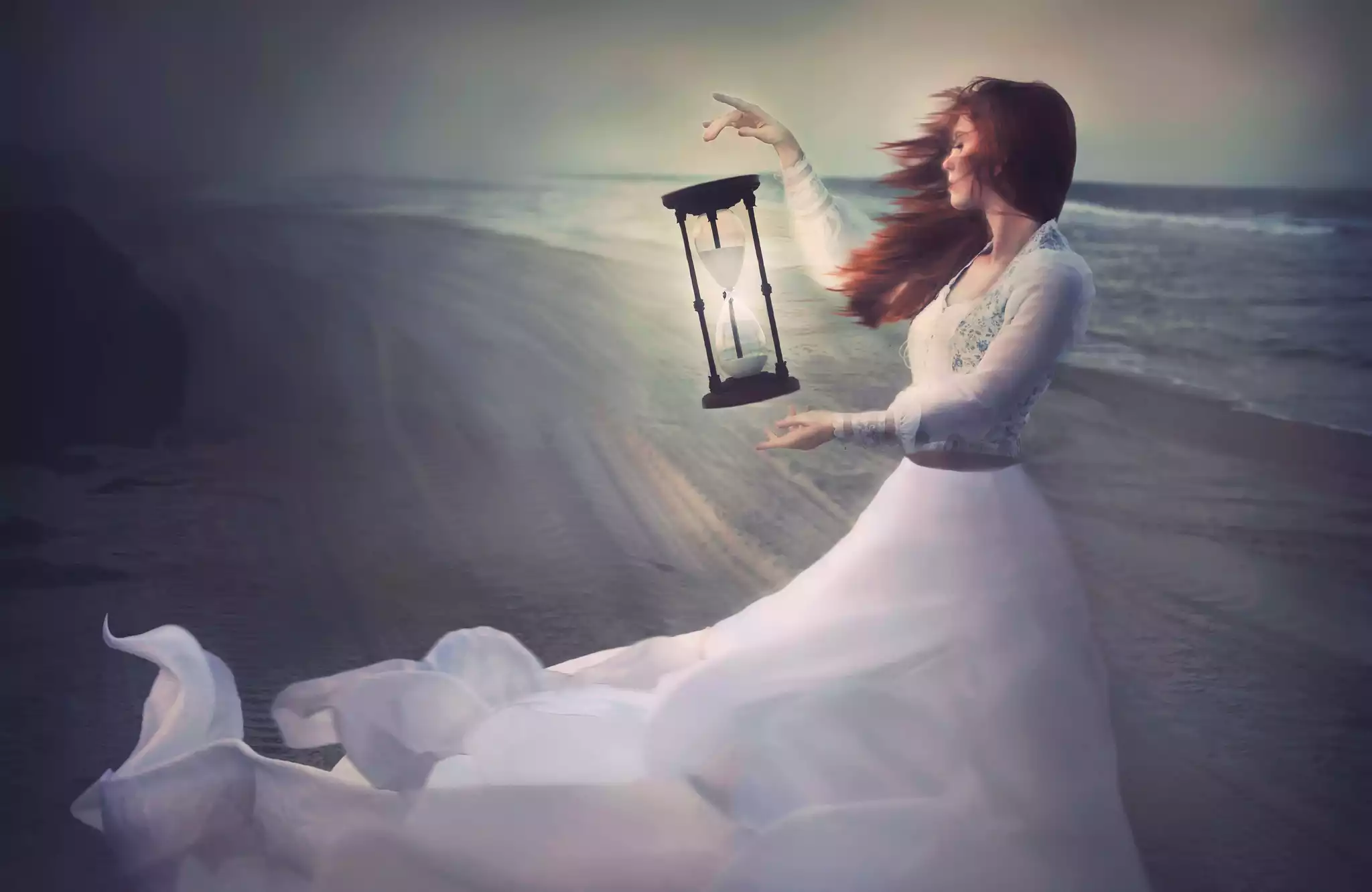 Мечта твоя mp3. Девушка в белом платье. Девушка на ветру. Девушка с песочнымыми часыми. Девушка в ожидании счастья.